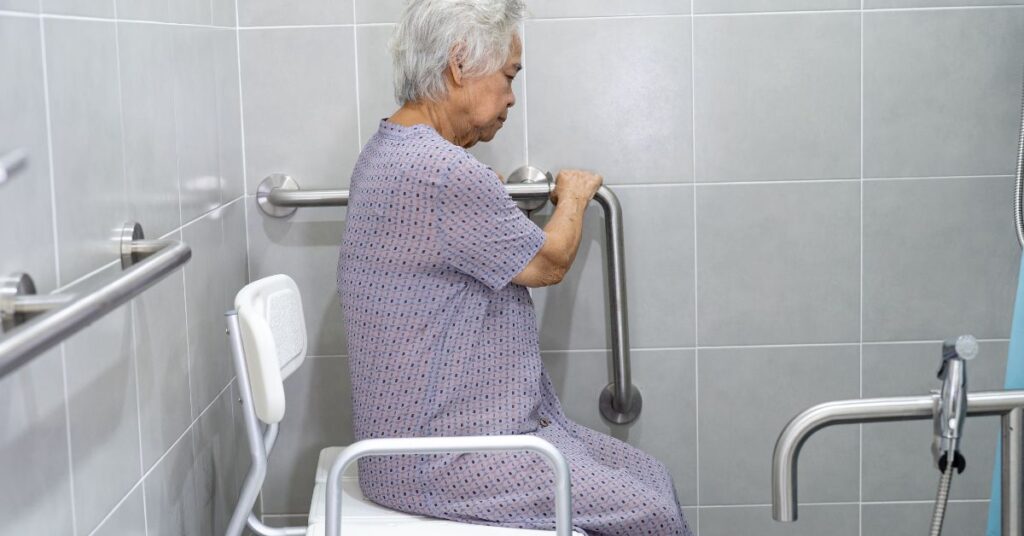 מעקה בטיחות בחדר השירותים
